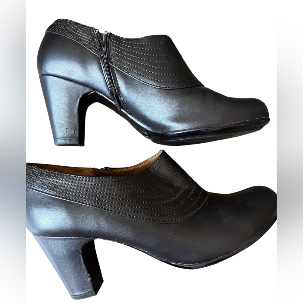 2/25$ Jaclyn Smith Brown Deacon Ankle Boots Size 9M